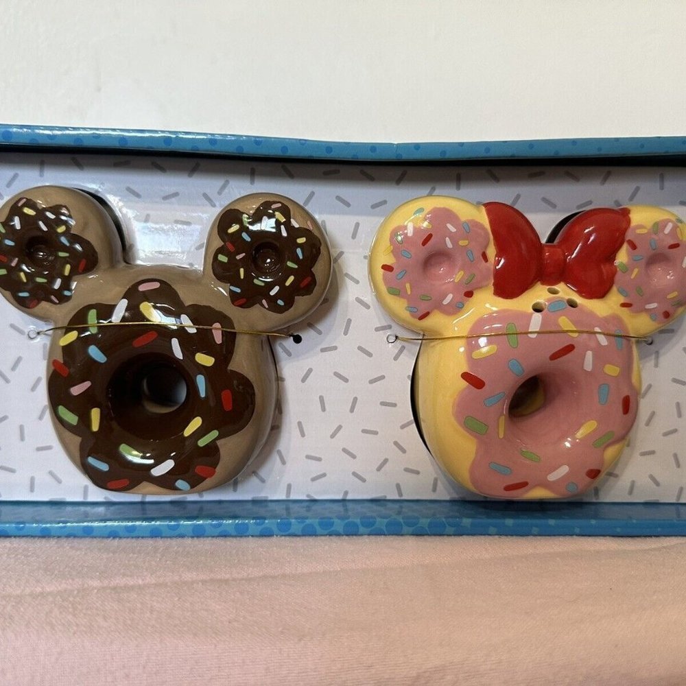 Disney‎ Mickey Minnie Mouse Donut Sprinkles Park Food Salt & Pepper Shaker